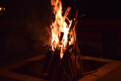 棕色木棍着火